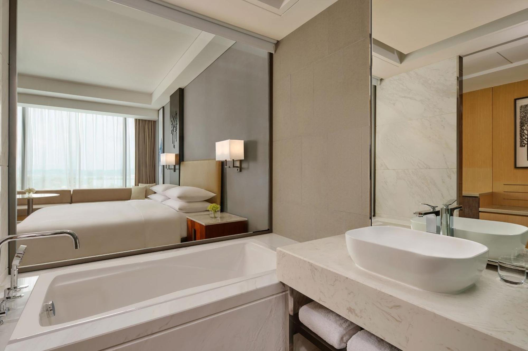 Batam Marriott Hotel Harbour Bay Нагоя Экстерьер фото